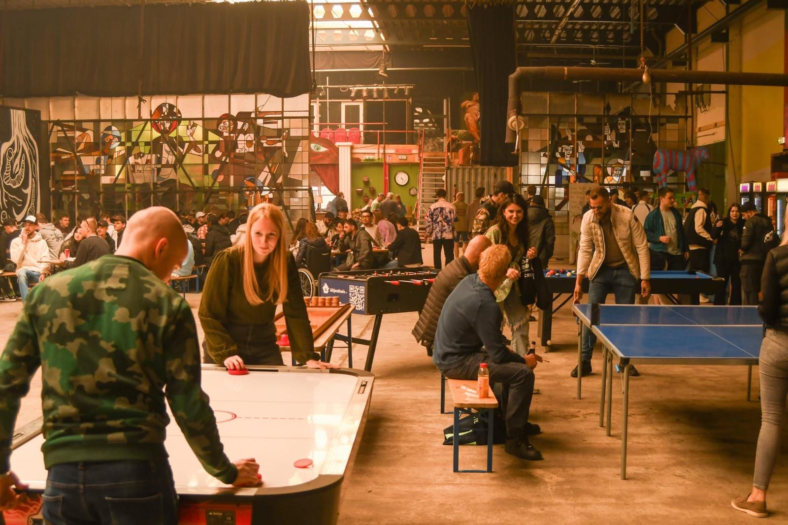 Airhockey en tafelvoetbal in de Main Hall